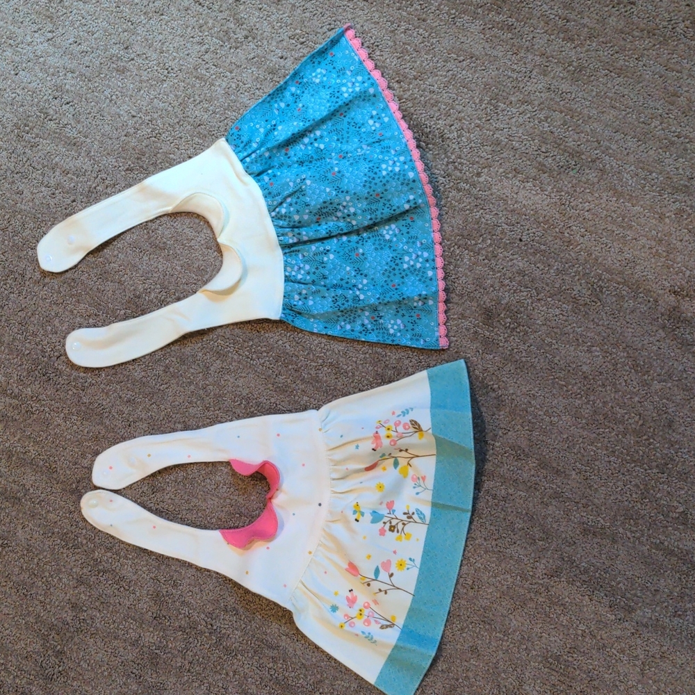 2 Waterproof Decorative bibs